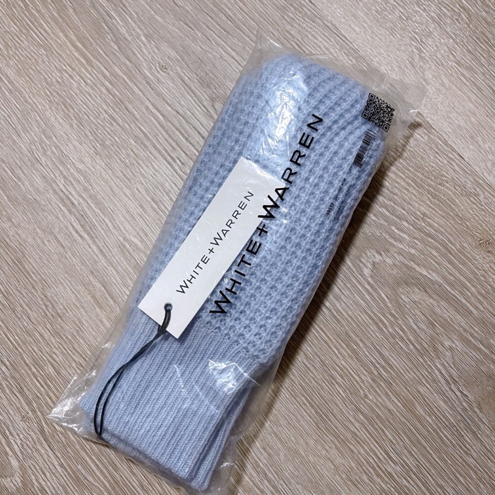 White+Warren cashmere light blue gloves - Picture 5 of 5